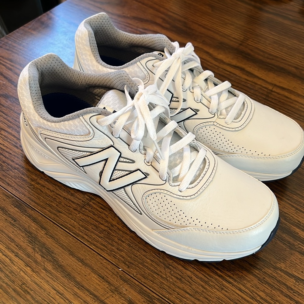 New in box: NEW BALANCE MW840 men’s walking shoe size 13D. ABZORB. Leather upper